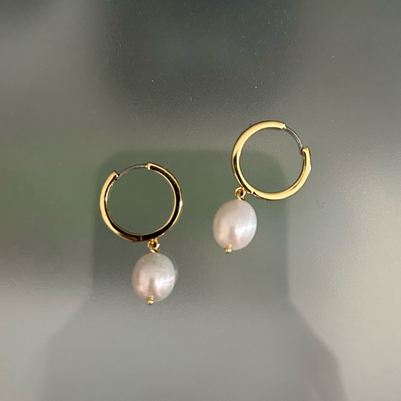 EUC Ana Luisa Frida Gold Pearl Huggie Hoops - Picture 10 of 10